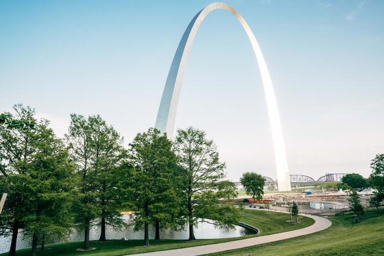 A photo of the gateway arch in St Louis