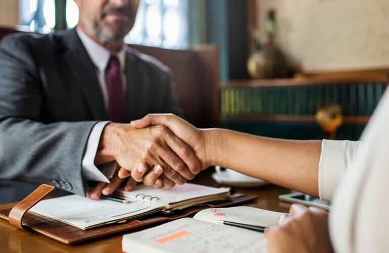 A photo fo a lawyer and client shaking hands in St Louis